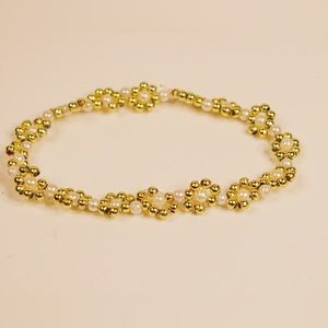 4” Beaded Daisy Bracelet Made with Acrylic Pearl Beads and Faux Gold Beads